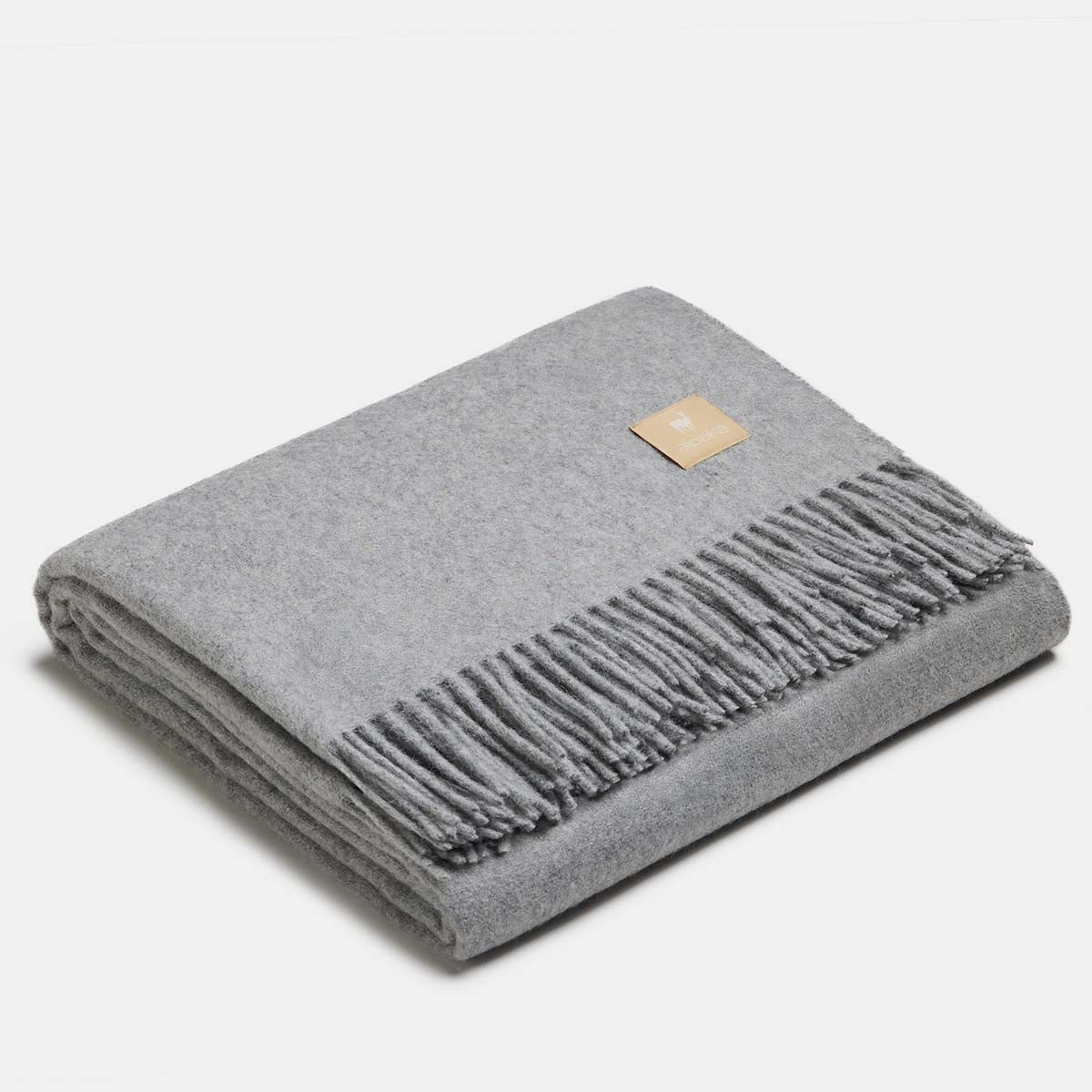 Plaid en laine d'alpaga gris argenté déplié sur fond gris