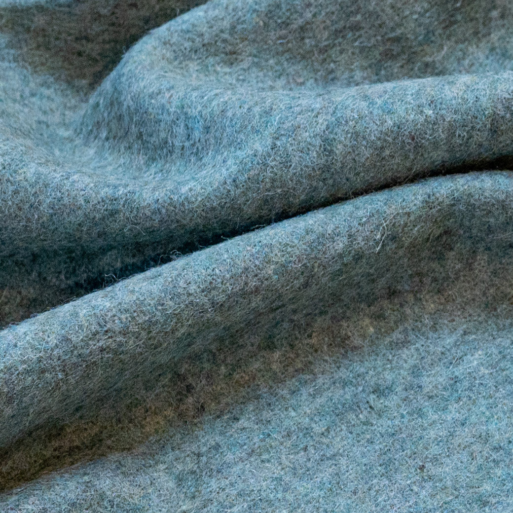 Échantillon de plaid en laine d'alpaga teinte naturelle bleue
