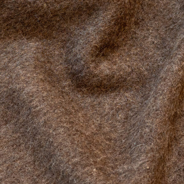 Plaid en laine d'alpaga brun chocolat, détail du motif géométrique