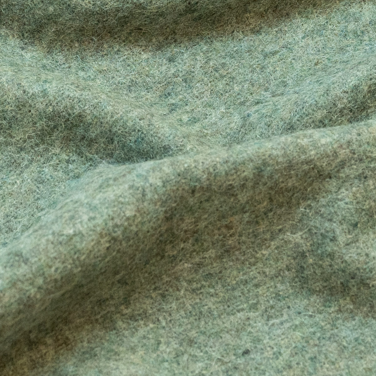 Plaid en laine d'alpaga vert clair, détail du motif géométrique