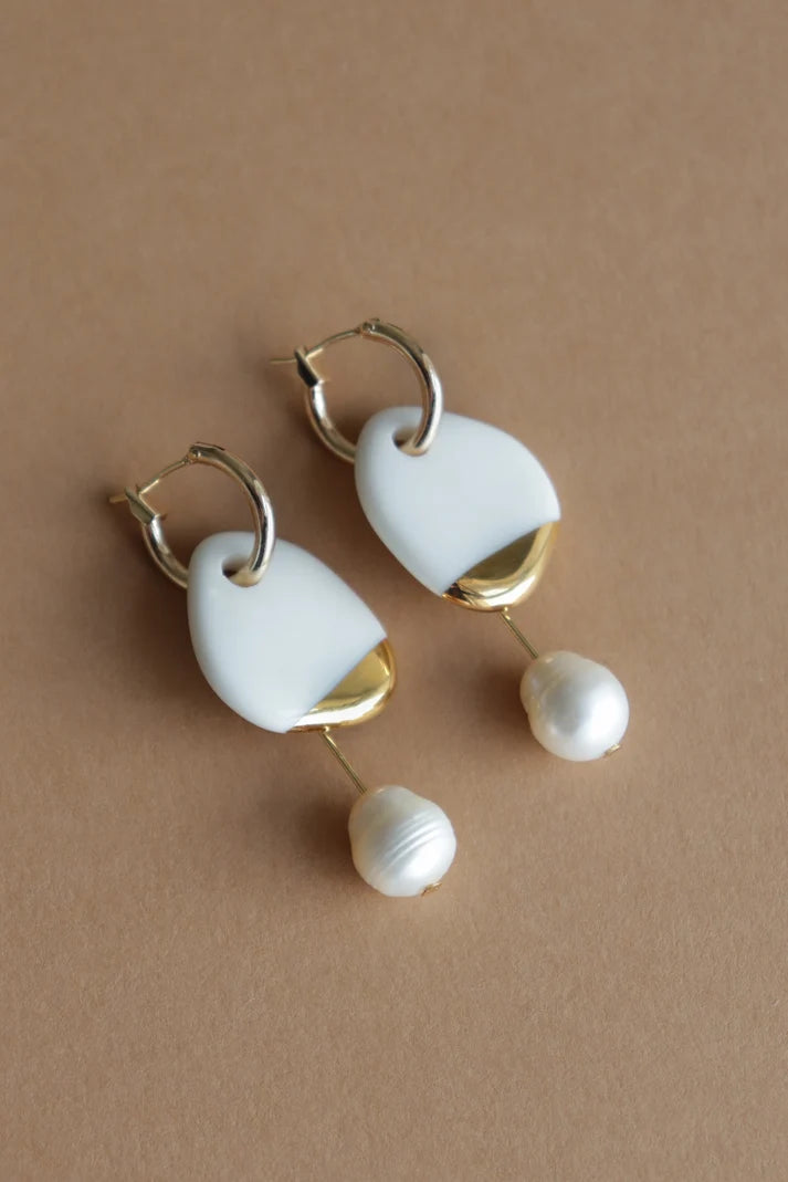 Boucles d'oreilles en porcelaine peinte main et perle Arp blanc