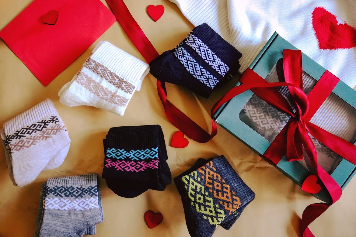 Coffret cadeau de chaussettes en laine mérinos à motifs colorés avec ruban rouge et étiquettes Baltland