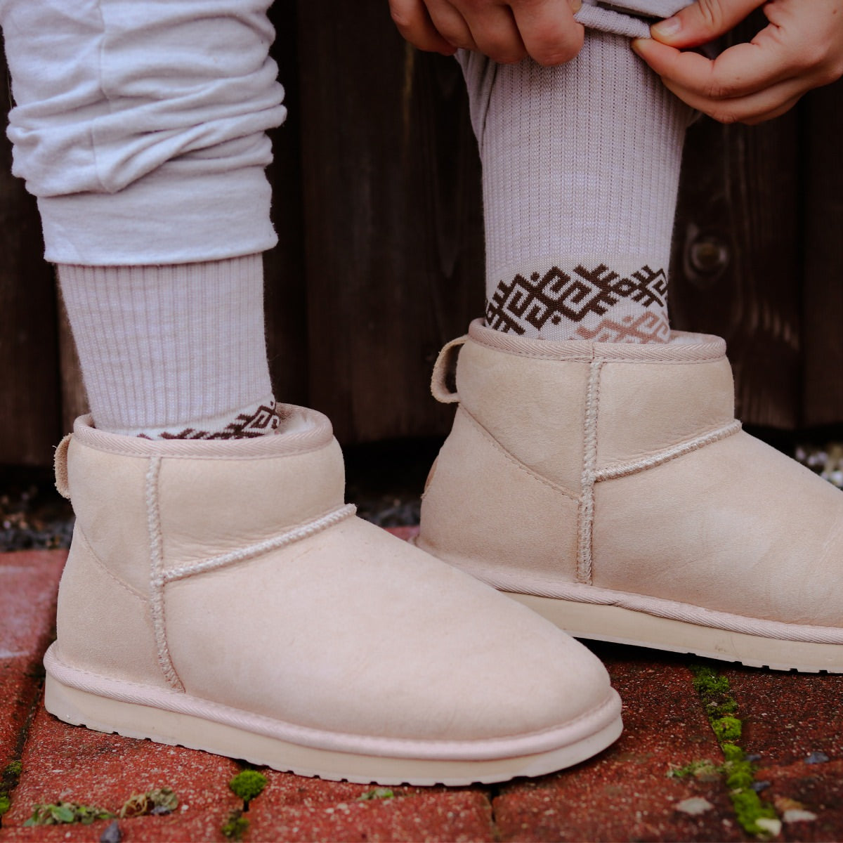 Chaussettes de sport en laine mérinos à motifs géométriques portées avec des bottines beiges, Baltland