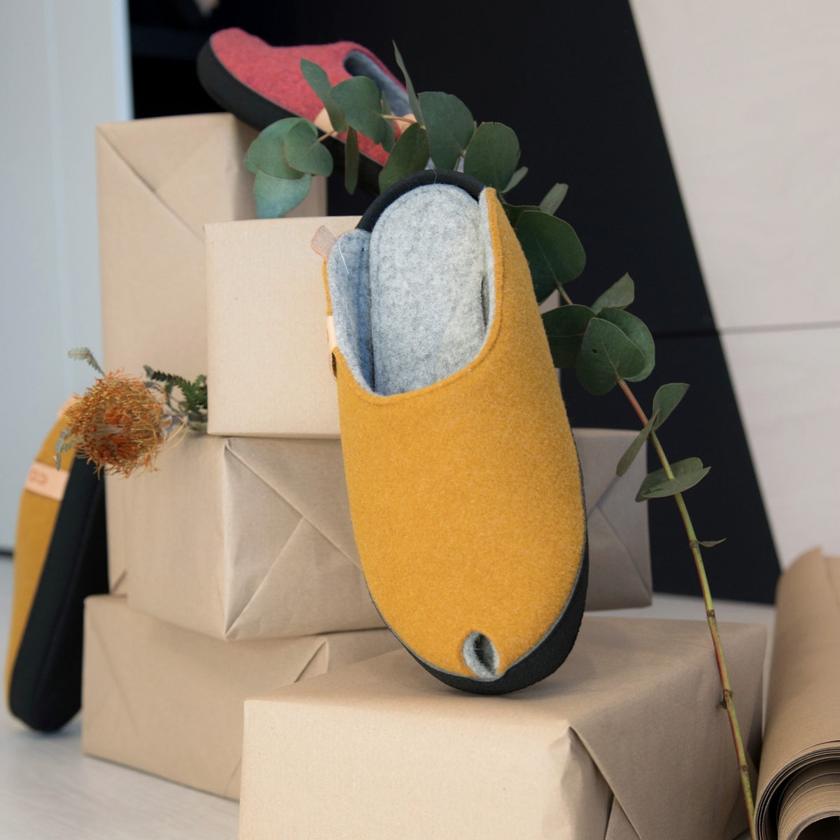 Chaussons en feutre de laine jaune moutarde - TOKU Brussels, photo 1