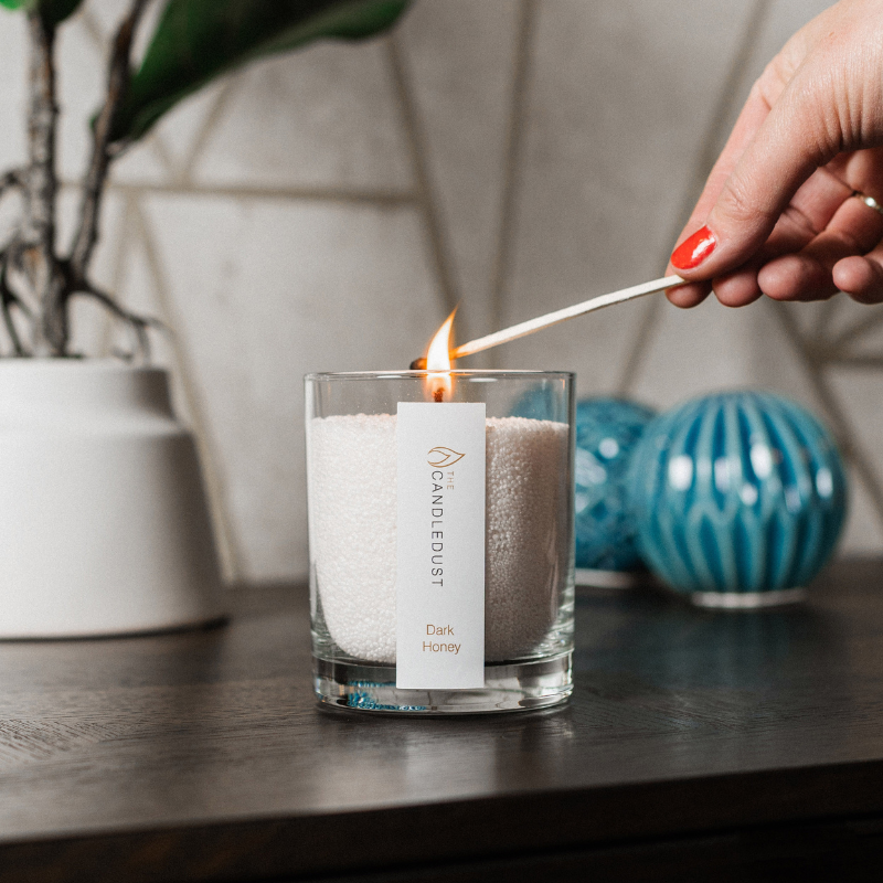 Bougie en poudre Candledust parfum Miel foncé en pot de verre 160 g