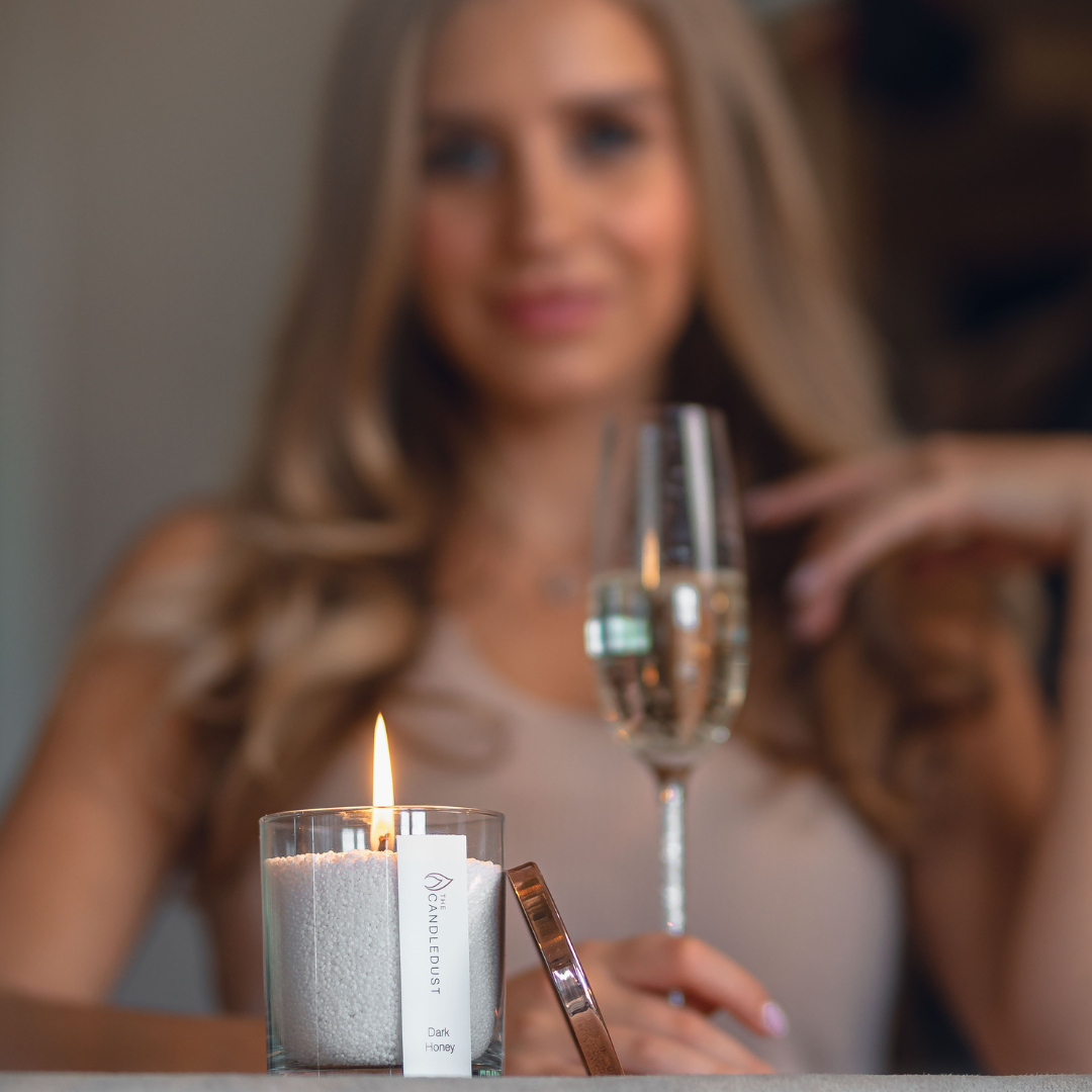 Bougie en poudre Candledust parfum Miel foncé en pot de verre premium 160 g