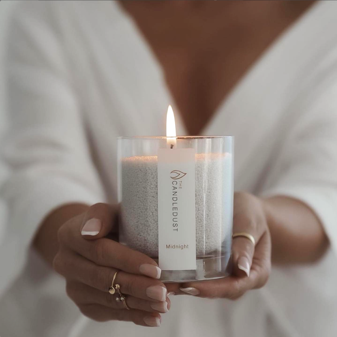 Bougie en poudre Candledust en pot de verre parfum Minuit 160 g, allumée