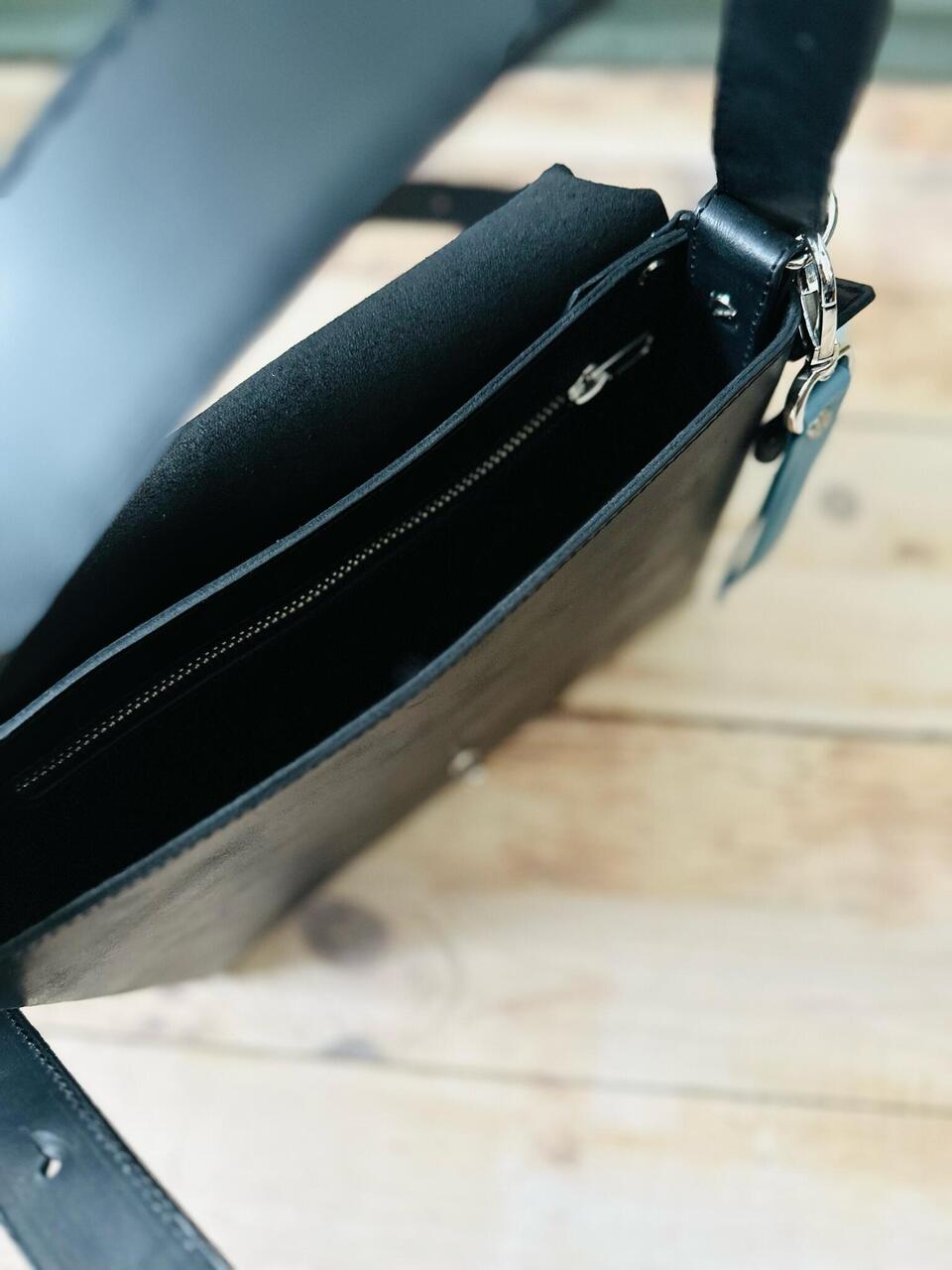 Sac bandoulière en cuir modèle KOKUKA grand format, vue détaillée