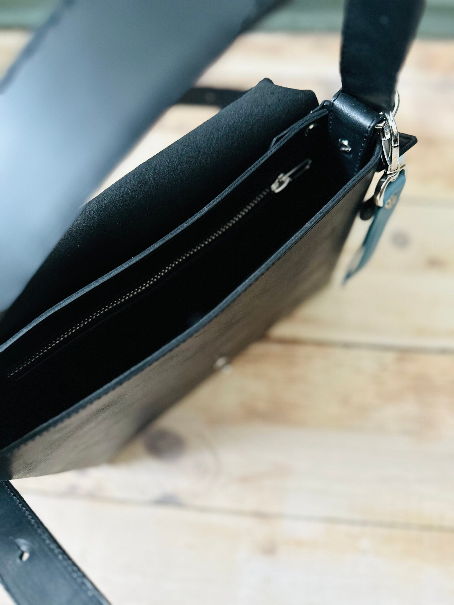 Sac bandoulière en cuir modèle TOURIST, vue alternative finale