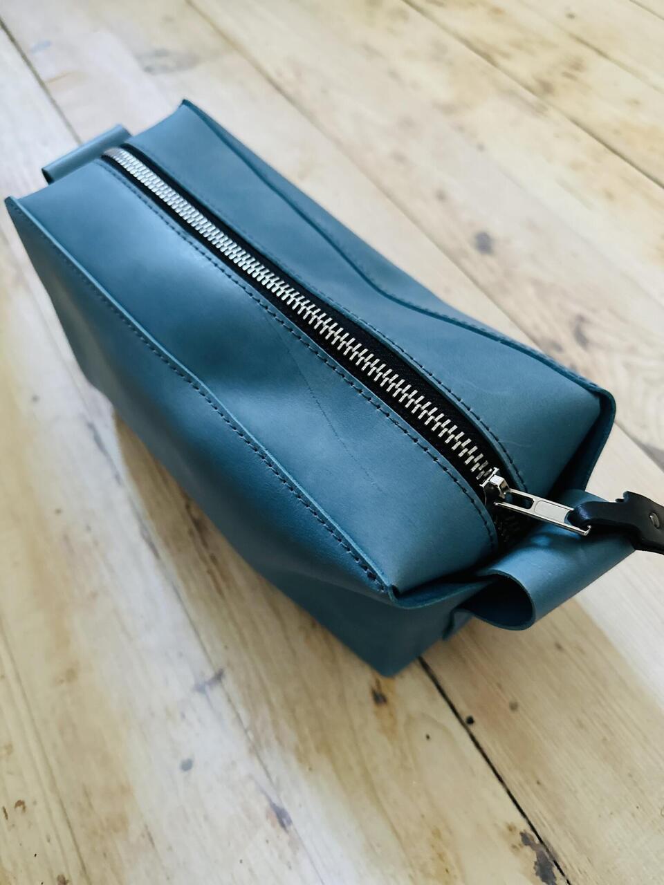 Trousse de toilette en cuir, vue détaillée