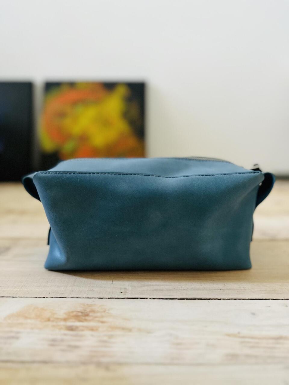Trousse de toilette en cuir, vue éditoriale