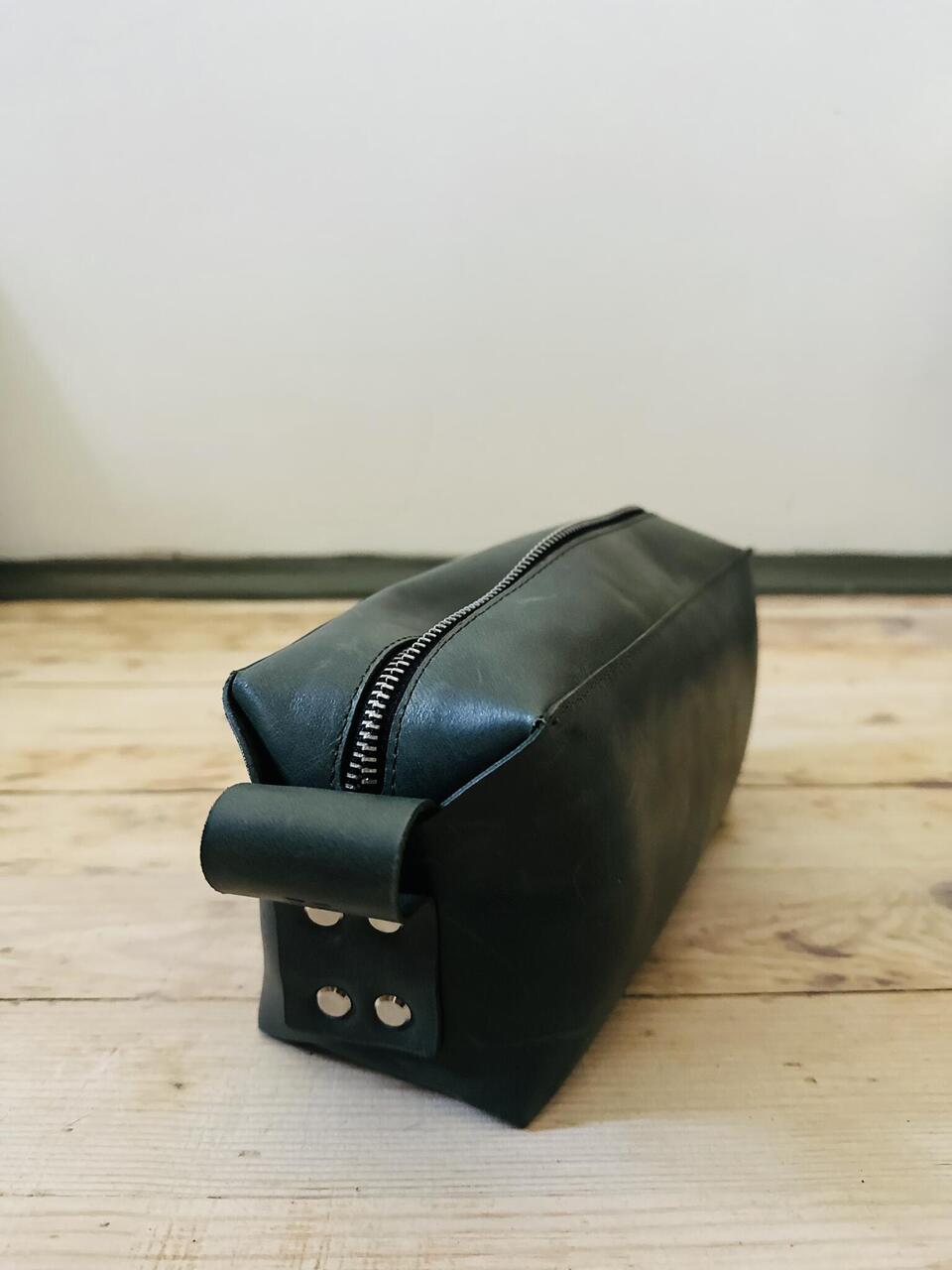 Trousse de toilette en cuir, vue horizontale
