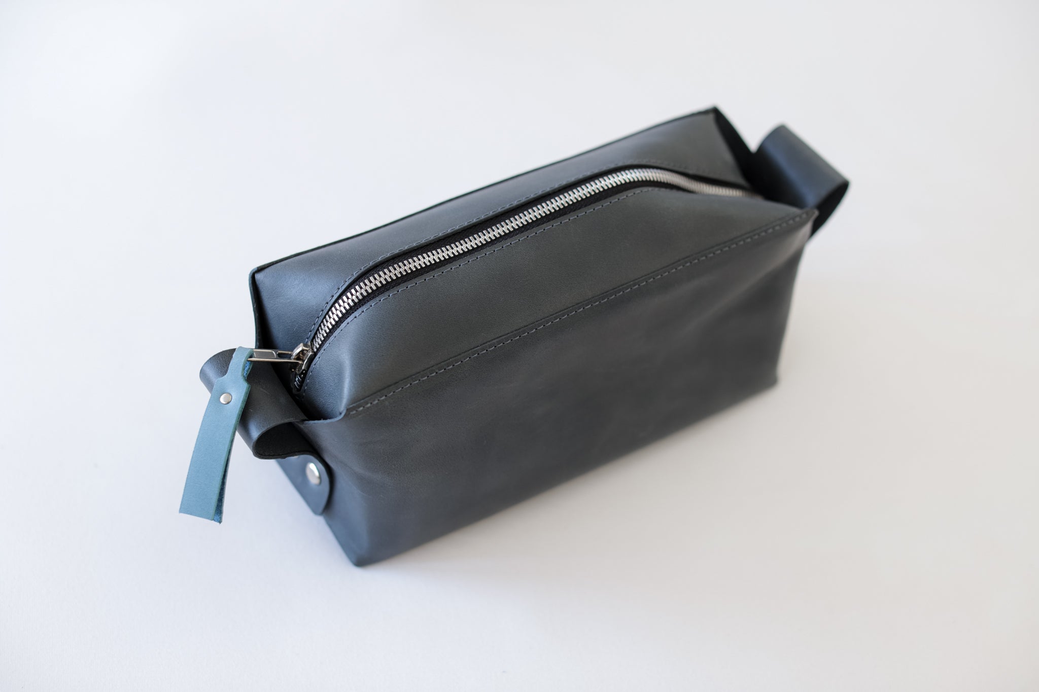 Trousse de toilette en cuir, vue éditoriale alternative