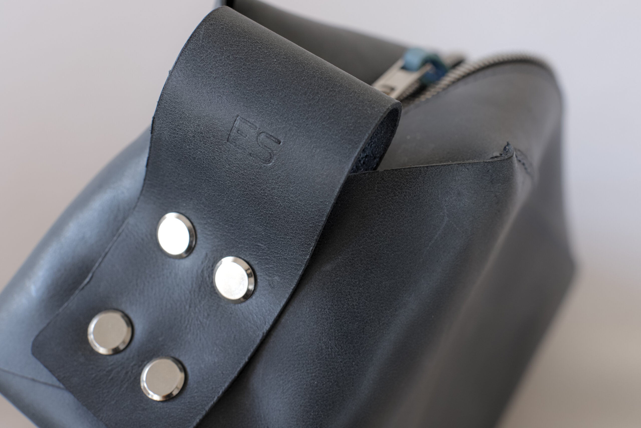 Trousse de toilette en cuir, vue produit alternative