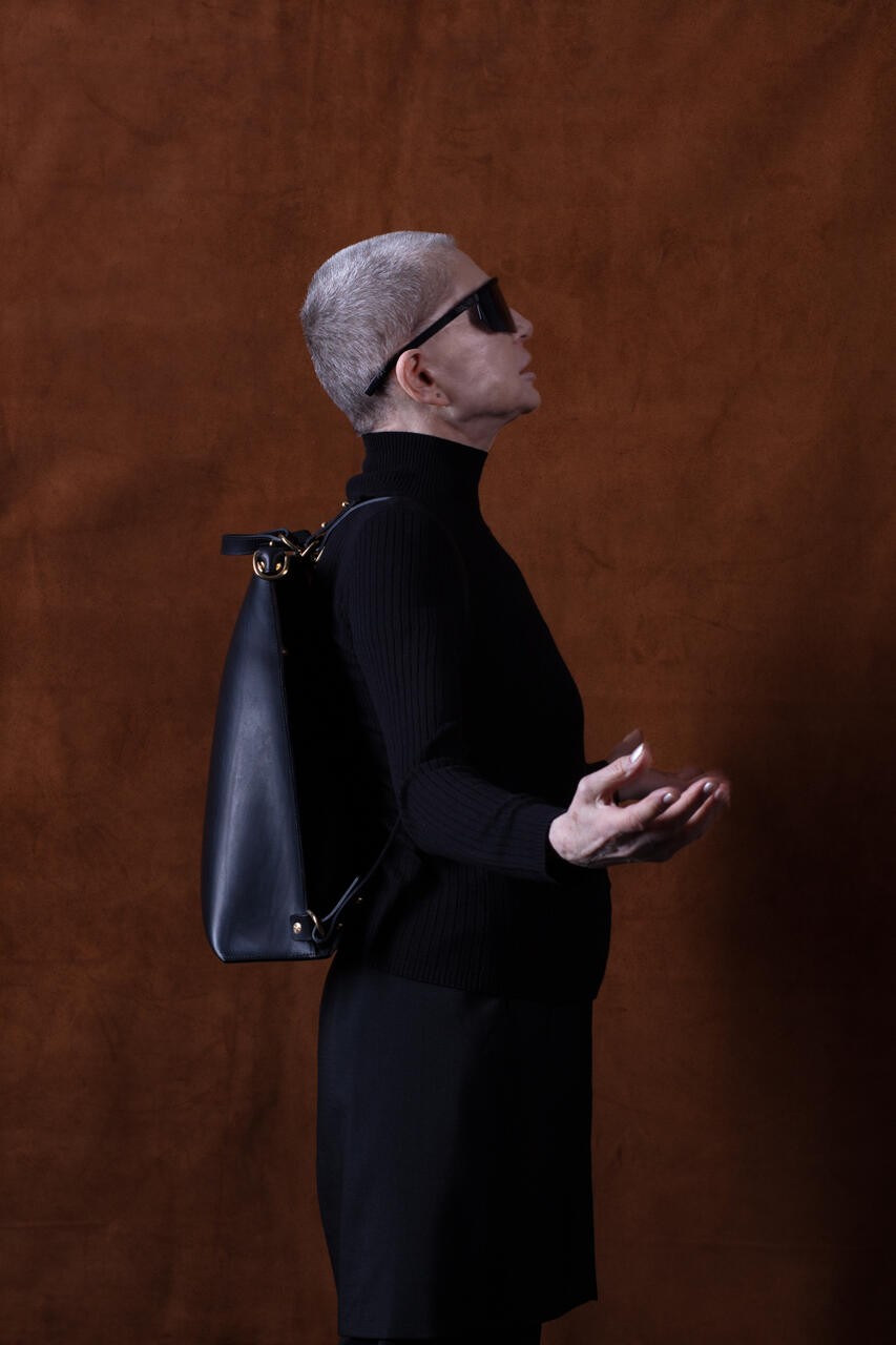 Sac à dos en cuir noir Stella Soomlais, porté au dos, vue de profil en studio