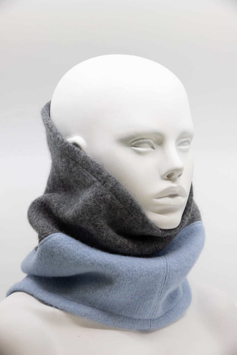 Écharpe tube HERTTA en laine feutrée gris moyen et bleu clair, vue éditoriale