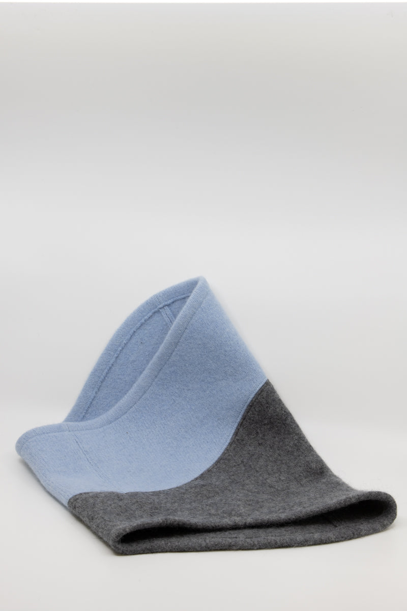 Écharpe tube HERTTA en laine feutrée gris moyen et bleu clair, vue alternative