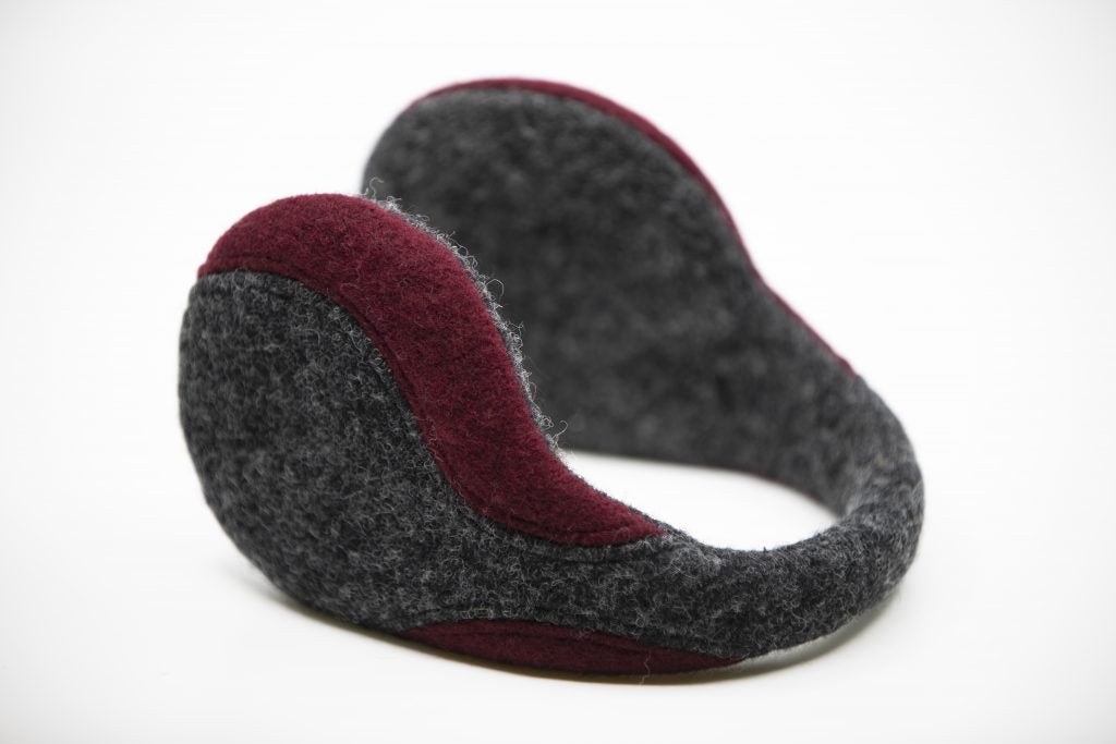 Cache-oreilles HERTTA en laine feutrée gris foncé et bordeaux, vue produit