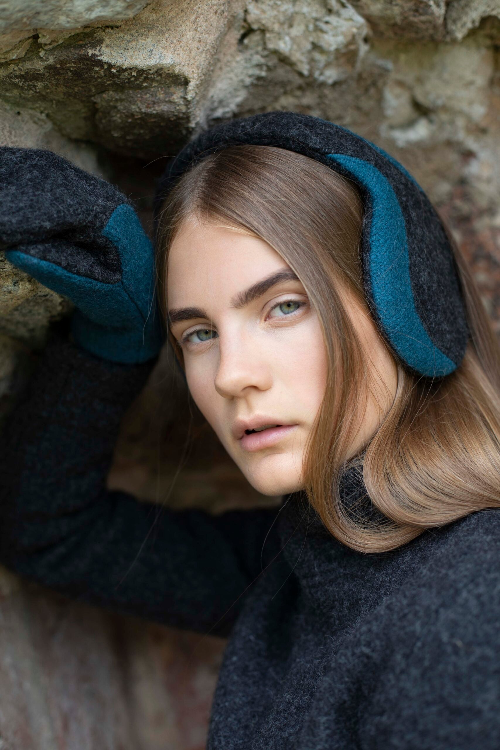 Cache-oreilles HERTTA en laine feutrée gris foncé et aigue-marine, vue produit