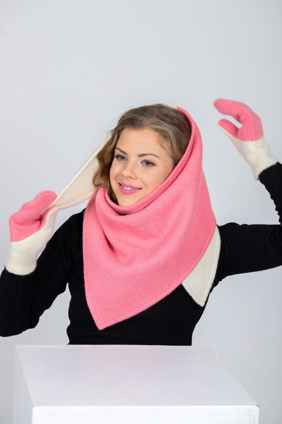 Châle triangulaire HERTTA en laine fait main rose et blanc, vue produit