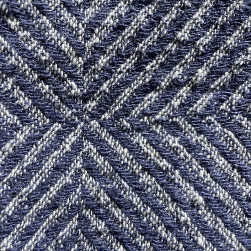 Grande serviette en lin Hertwill motif chevrons bleu, détail du dessin géométrique