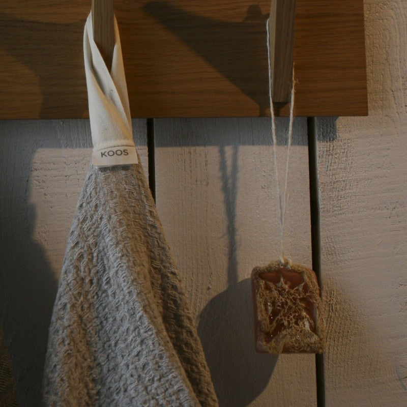 Grande serviette en lin gris texturé Hertwill, détail de la trame de tissage naturel