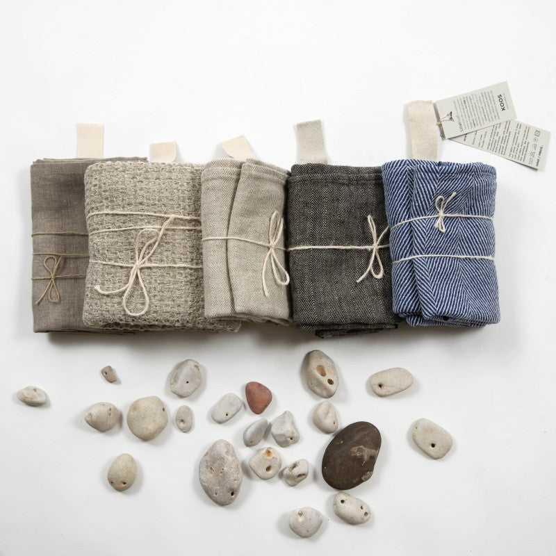 Grande serviette en lin gris Hertwill, bordure simple, pliée pour le rangement