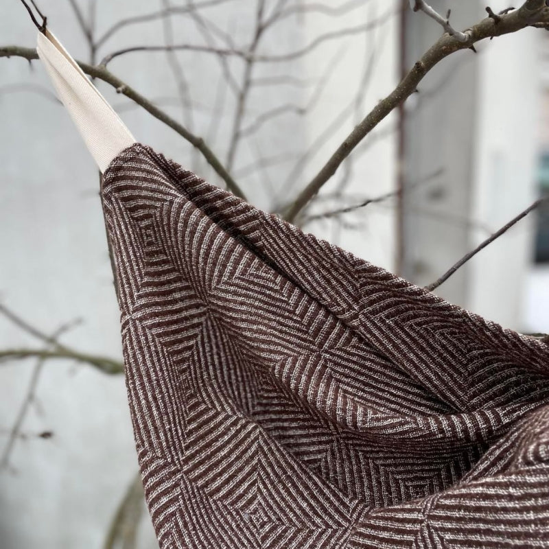 Grande serviette en lin KOOS motif brun tissé, vue en extérieur posée