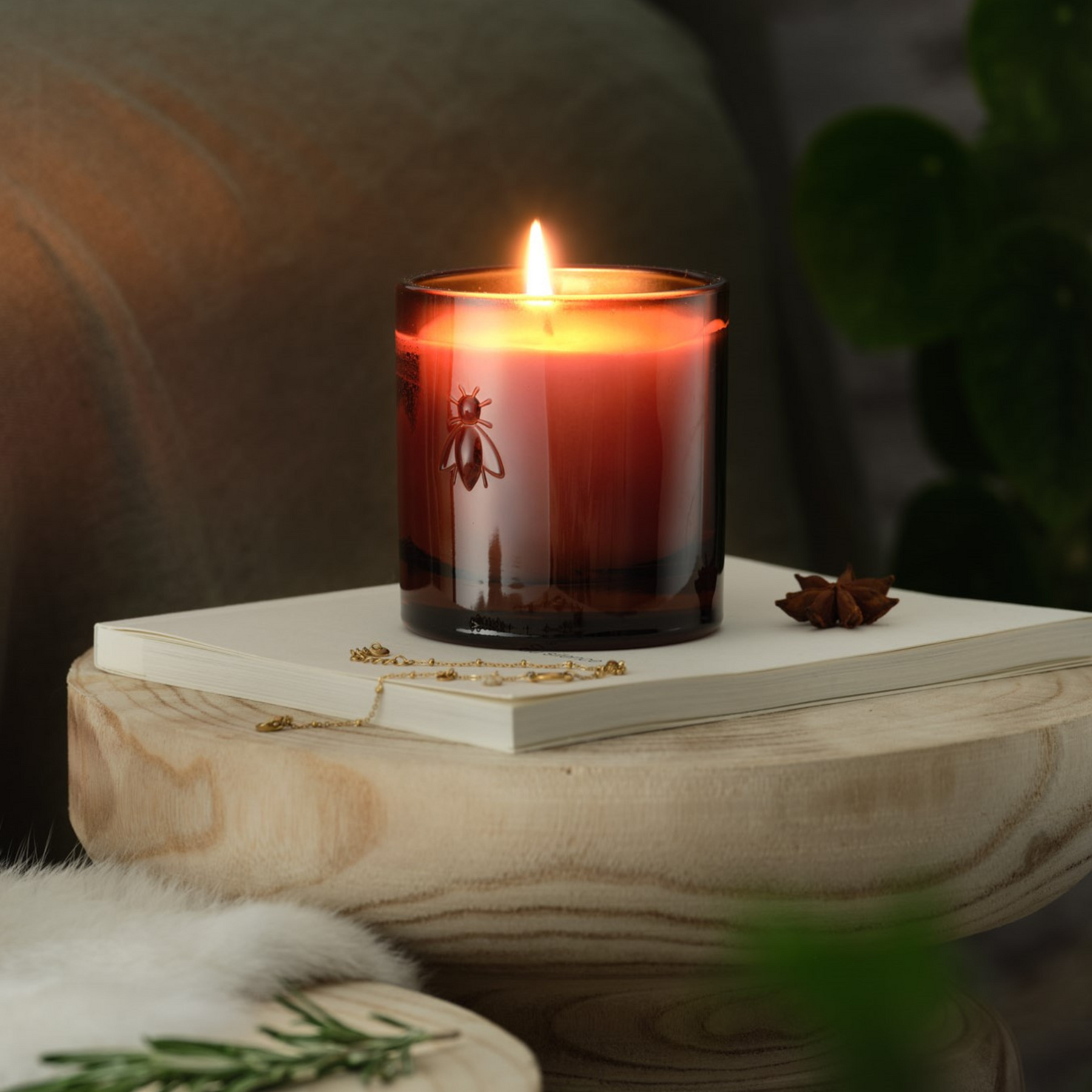 Bougie parfumée fleur d'oranger Bee Candle, verre blanc brillant, reflet doré chaud