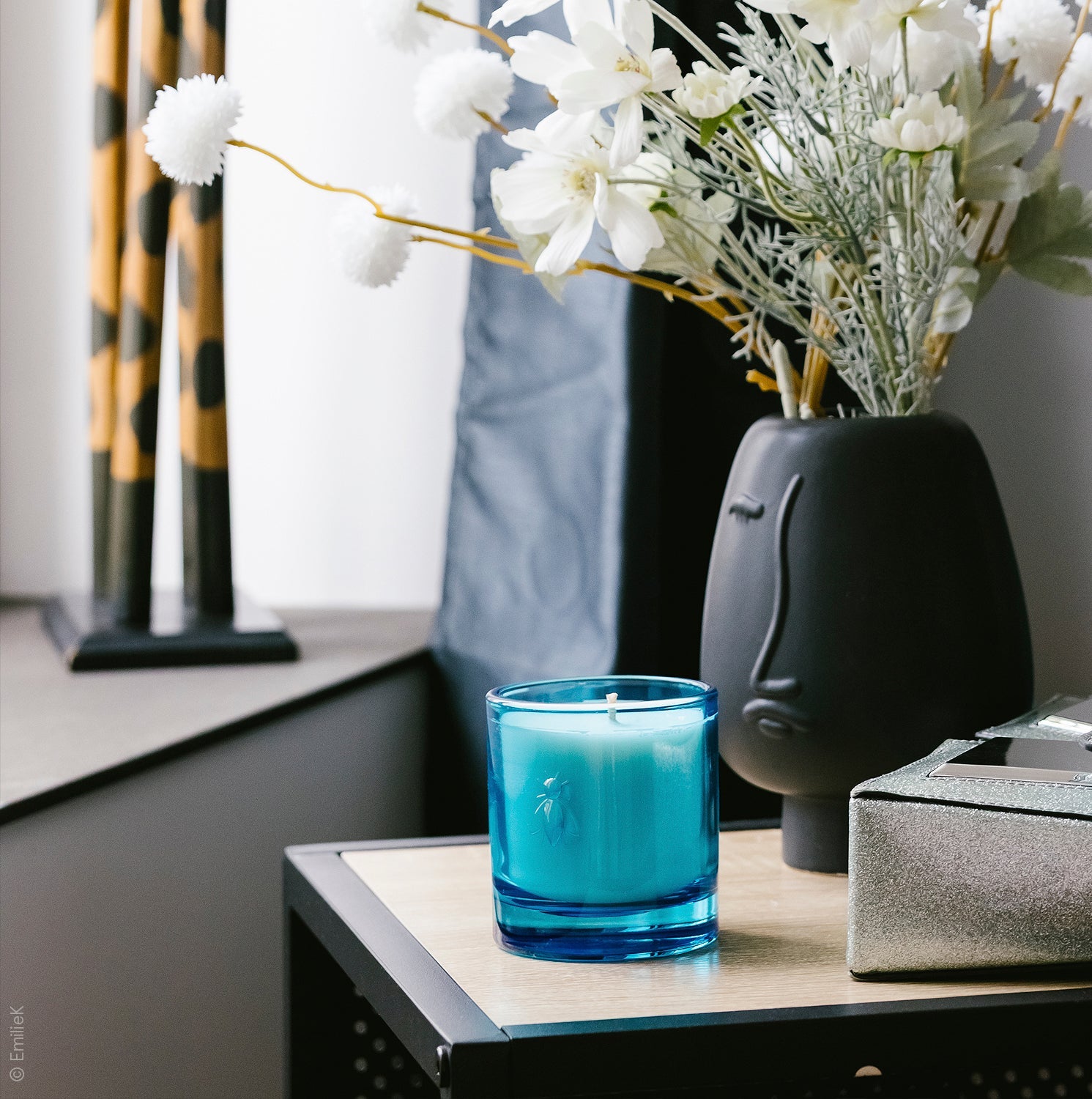 Bougie parfumée au jasmin Fleur d'Azur ABEILLE 55 heures, vue produit fond clair