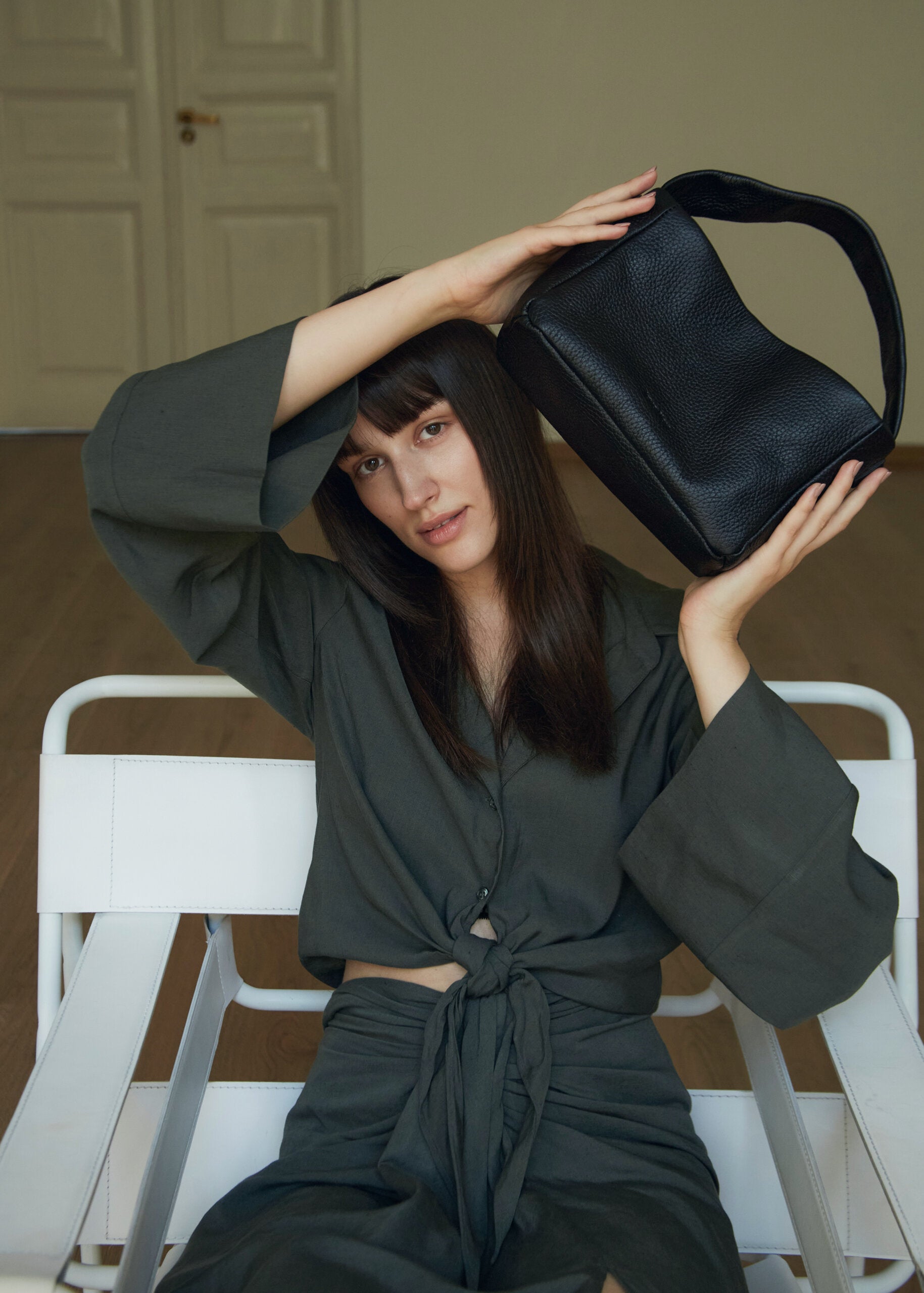 Sac crossbody MERU en cuir noir tanné naturel Lava Flow, vue de profil