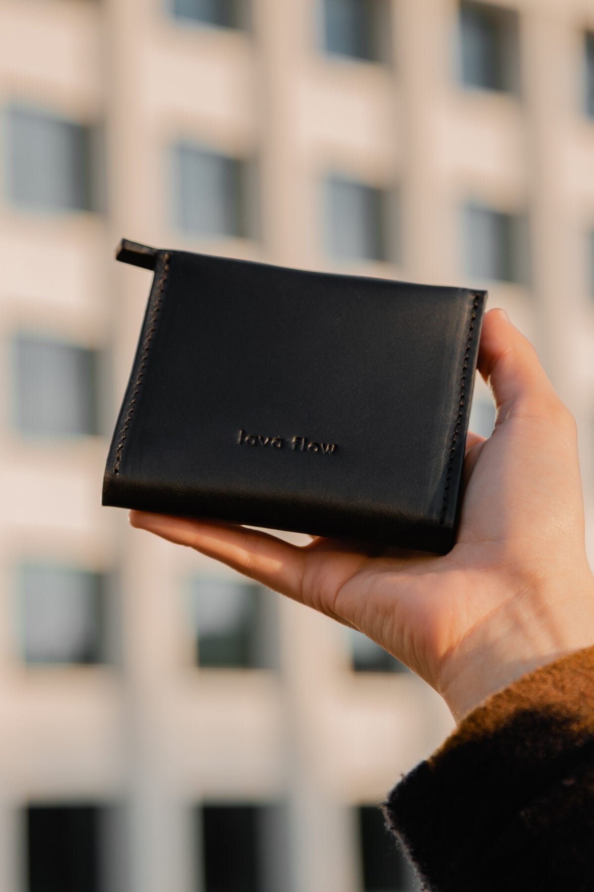 Portefeuille classique MINI TAAL Lava Flow en cuir noir mat, texture cuir et fermoir