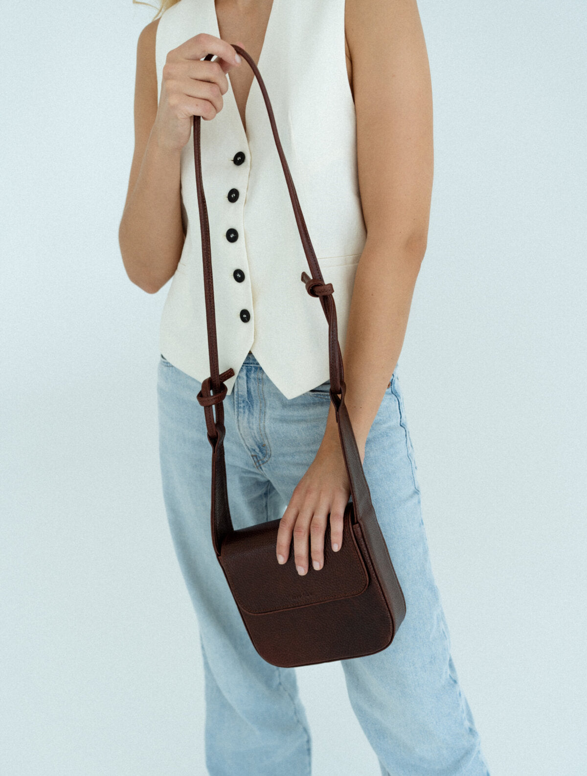 Sac bandoulière MUSA en cuir marron tanné naturel Lava Flow, intérieur organisé
