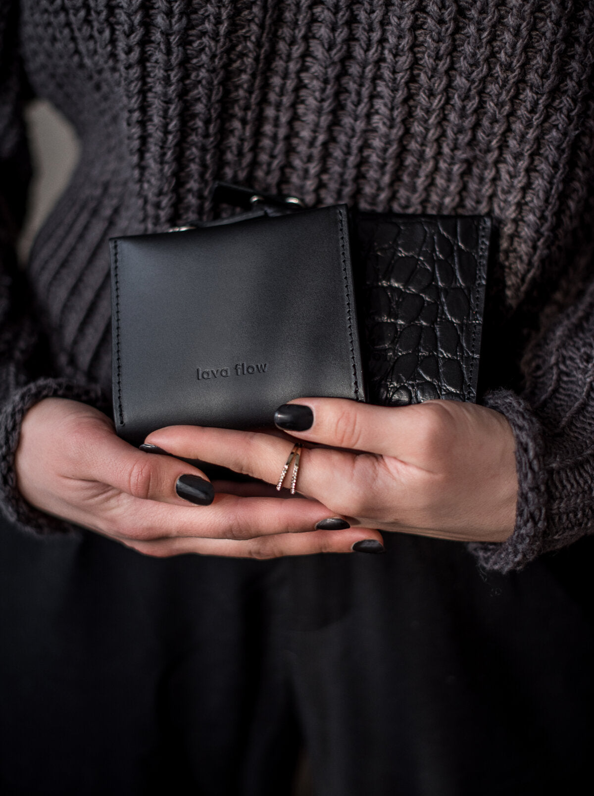 Portefeuille MINI TAAL Lava Flow en cuir noir effet croco, vue avant