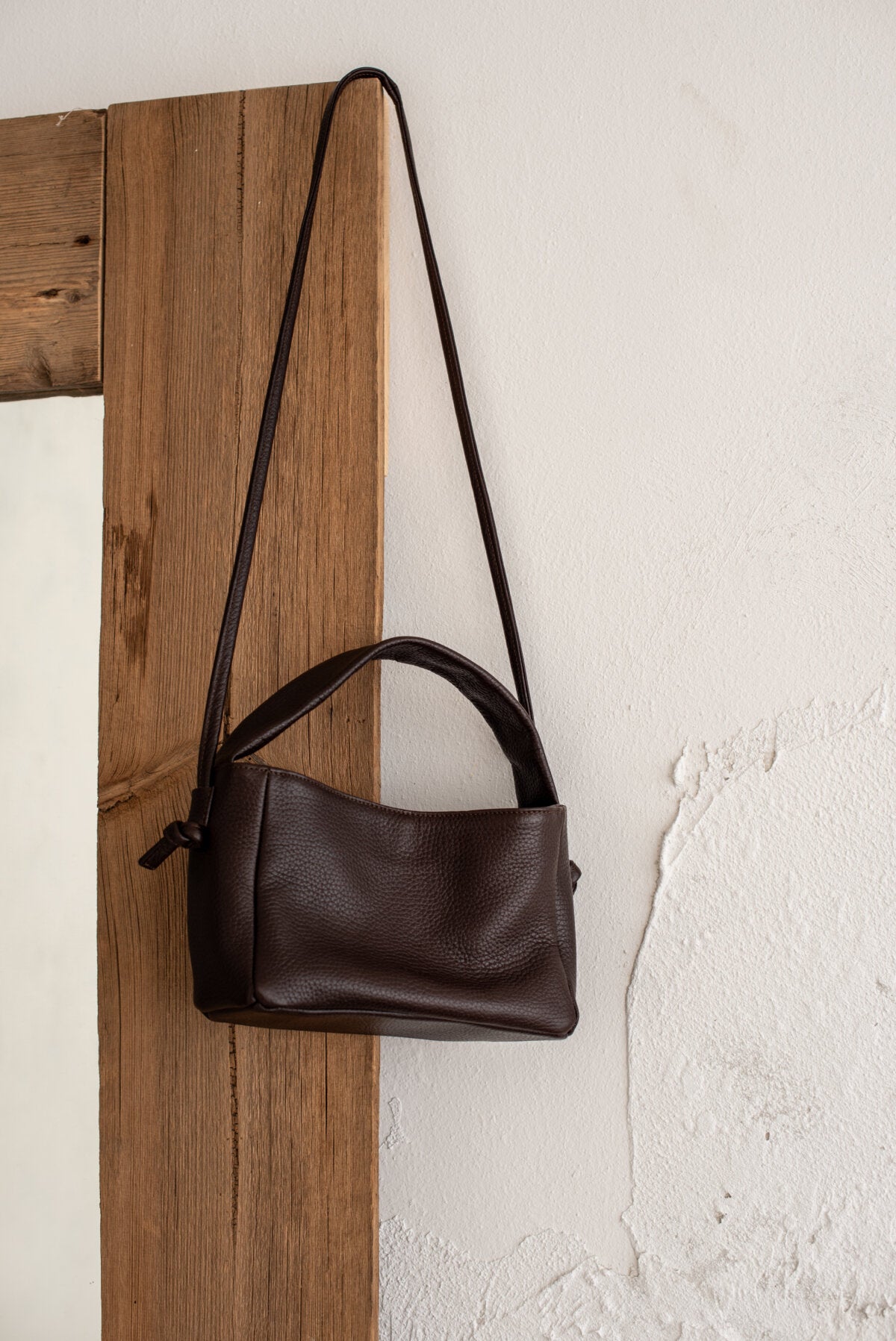 Sac crossbody MERU en cuir marron tanné naturel Lava Flow, vue studio