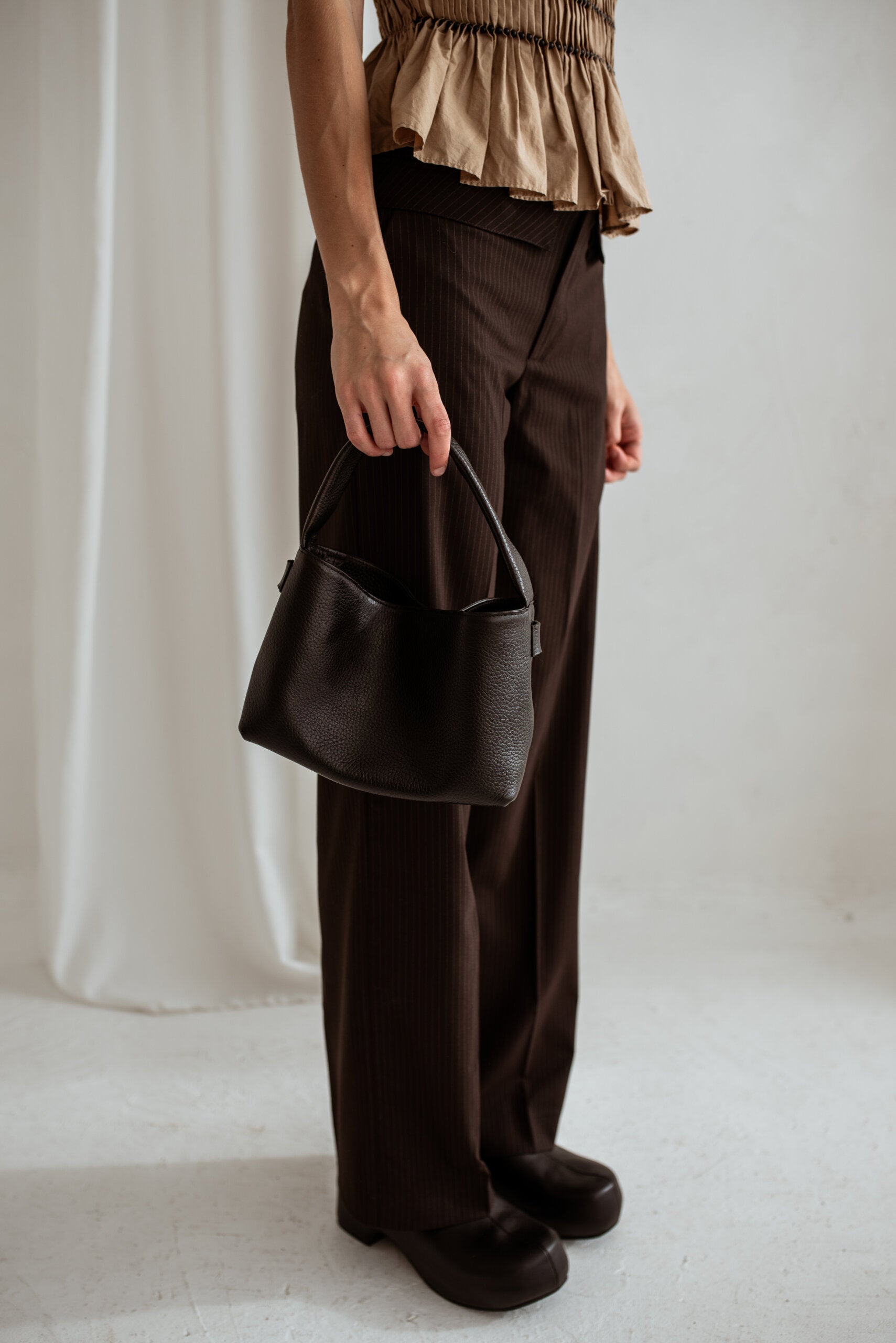 Sac crossbody MERU en cuir marron tanné naturel Lava Flow, vue produit studio