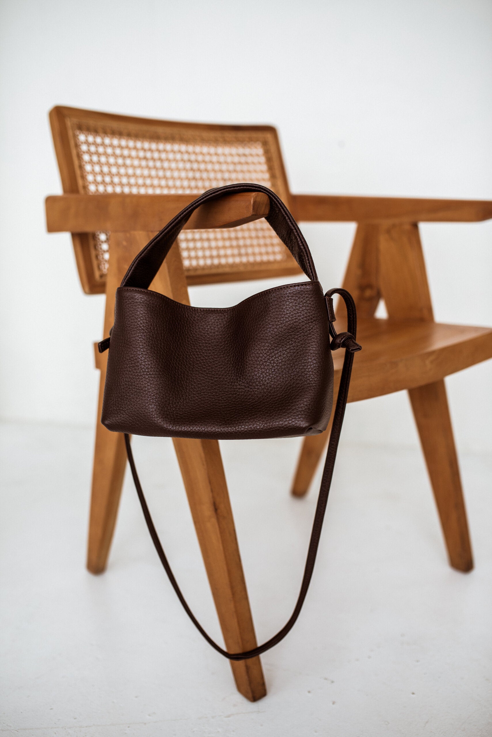 Sac crossbody en cuir marron foncé, détail du fermoir