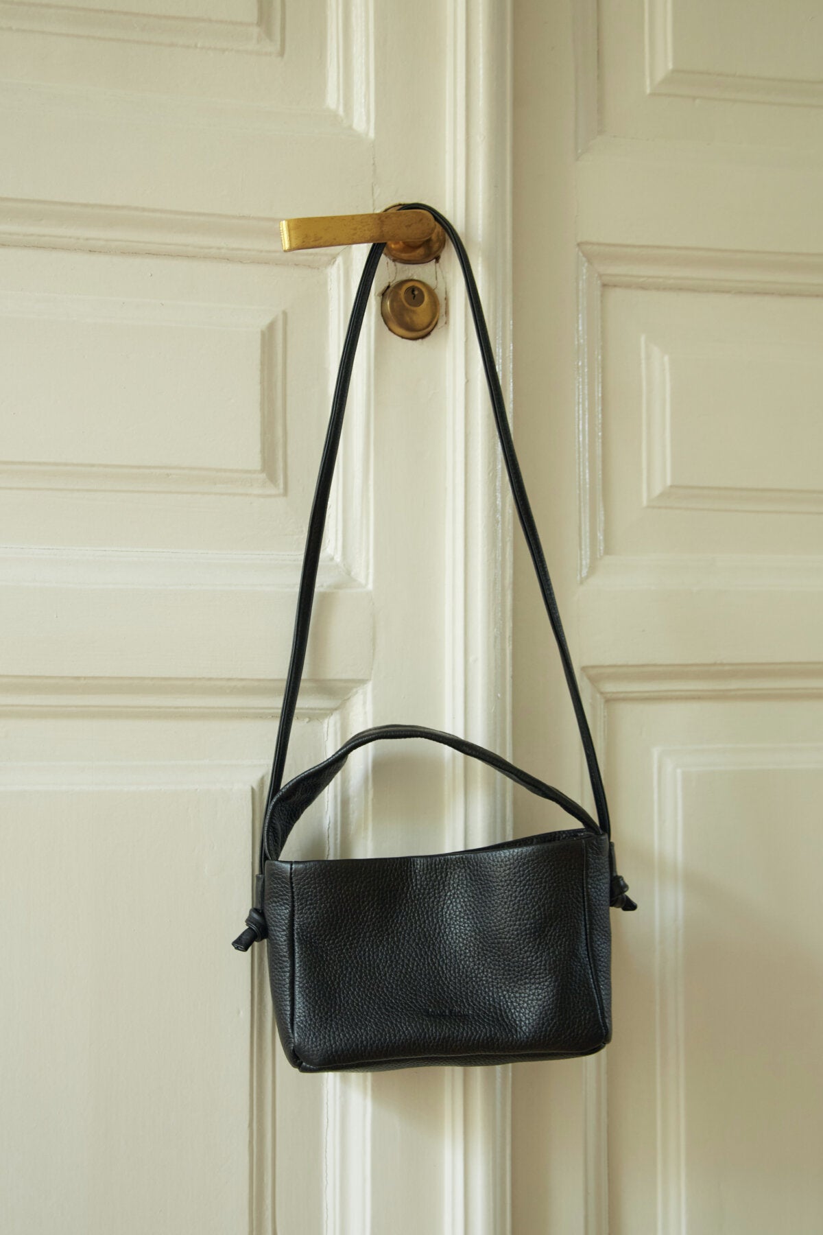 Sac crossbody MERU en cuir noir tanné naturel Lava Flow, vue lifestyle bandoulière