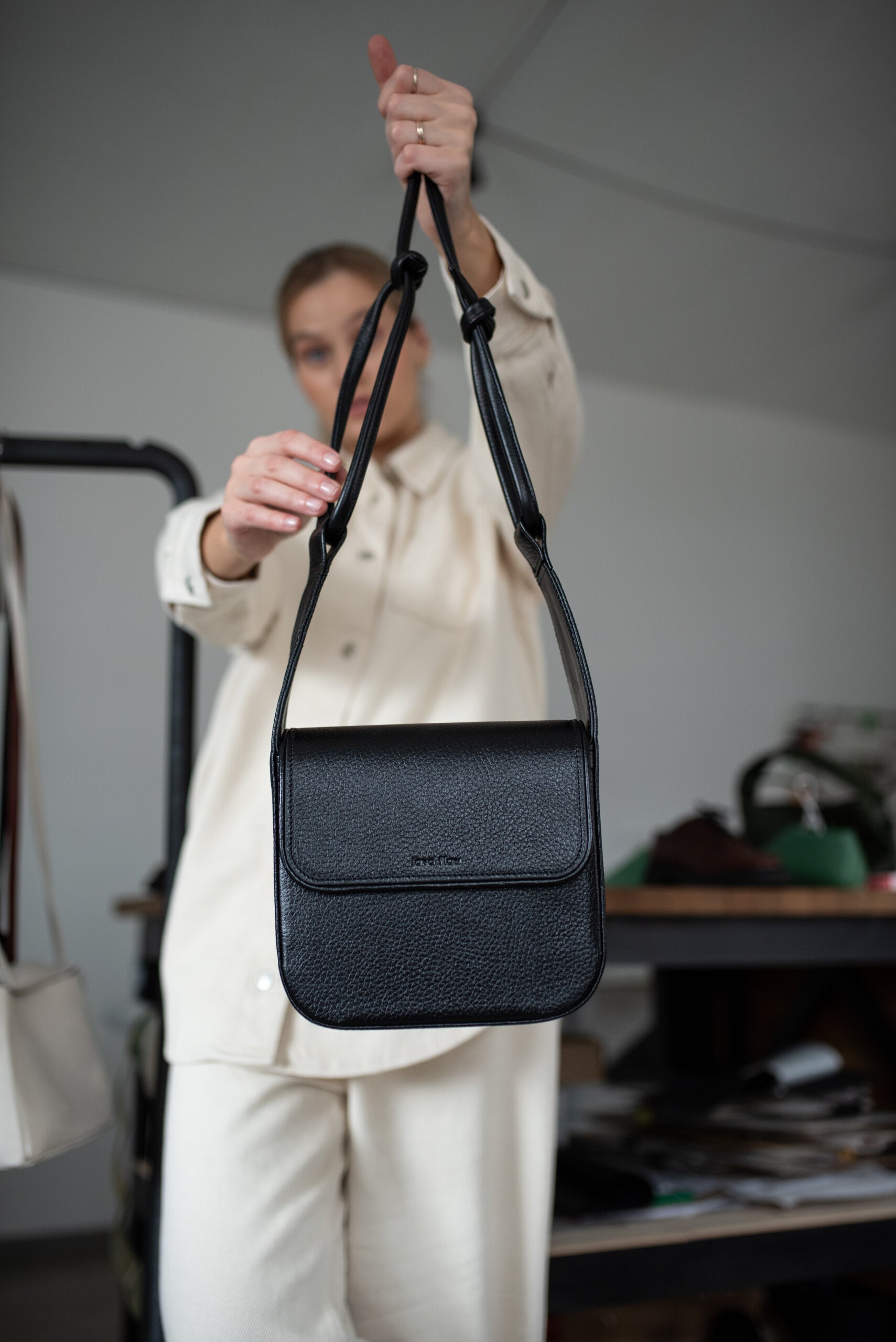 Sac bandoulière MUSA en cuir noir tanné naturel Lava Flow, vue de profil