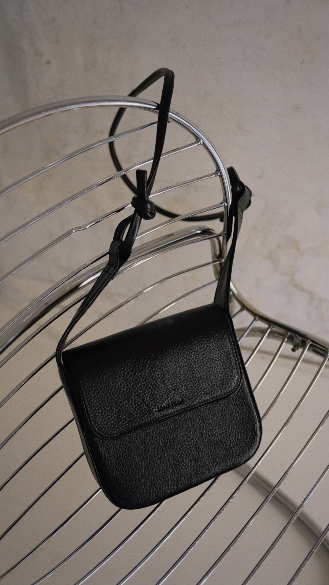 Sac bandoulière MUSA en cuir noir tanné naturel Lava Flow, détail de la sangle ajustable