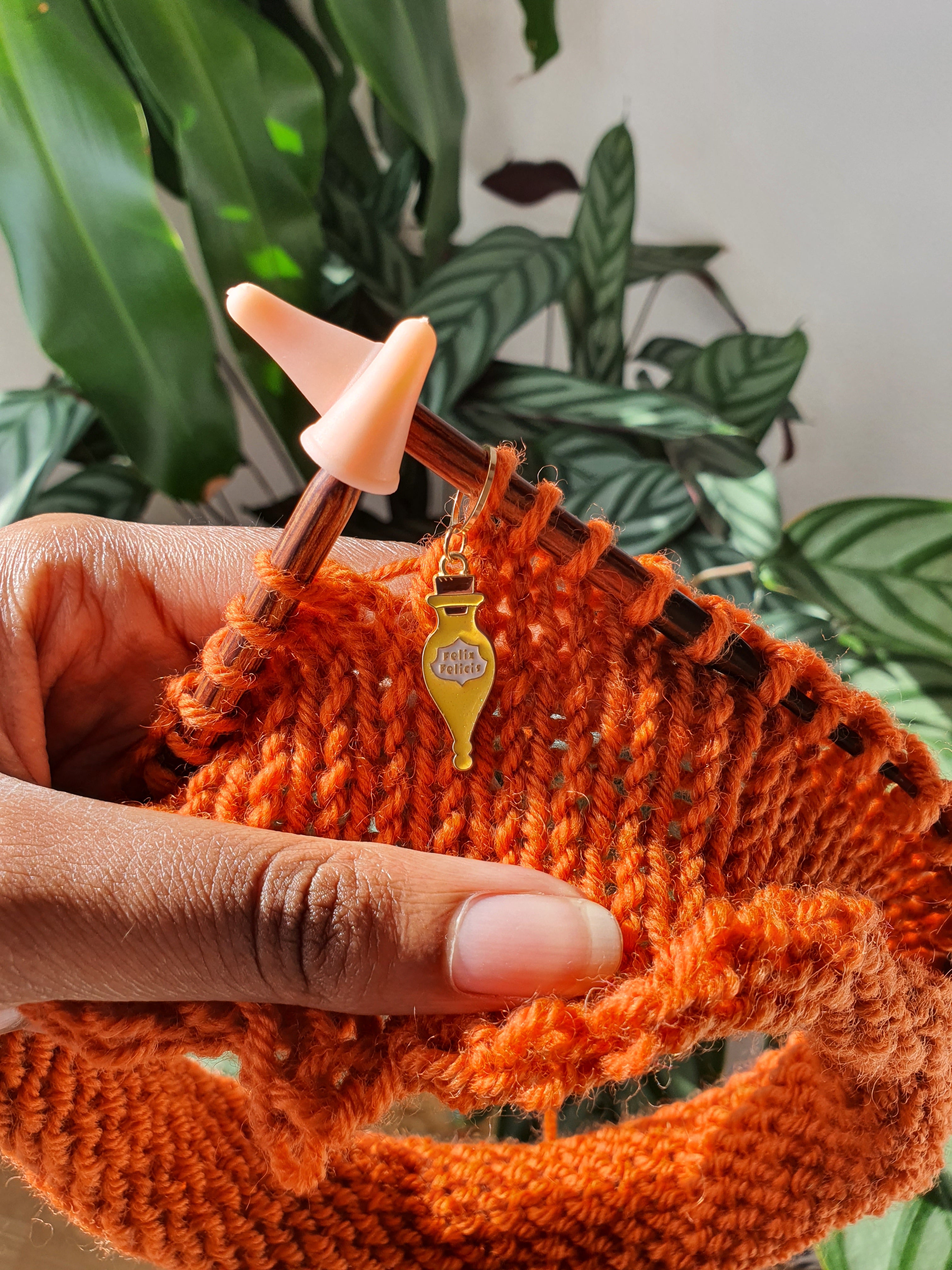 Pull en laine mérinos orange à col atelier tricoté main, vue de face