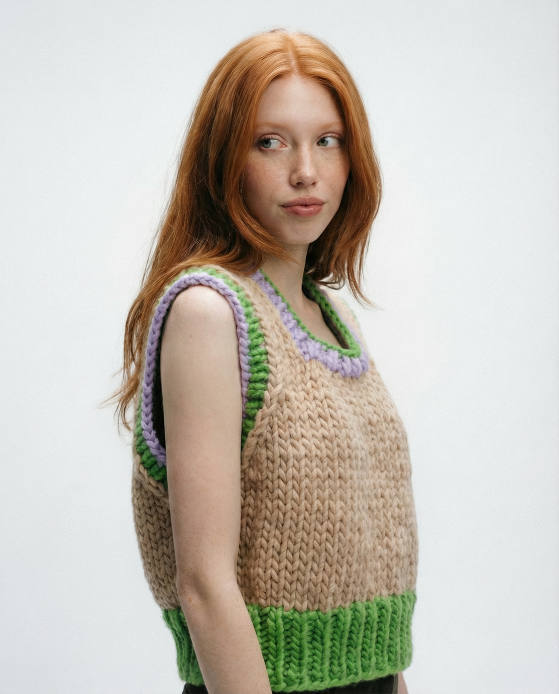 Pull sans manches en laine tricoté main LeGarage Knitwear, détail maille et encolure