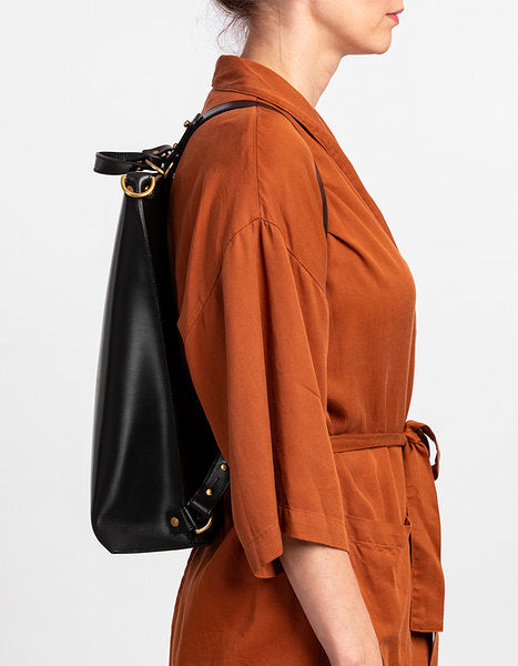 Sac à dos en cuir noir Stella Soomlais, converti en sac d'épaule, vue de profil