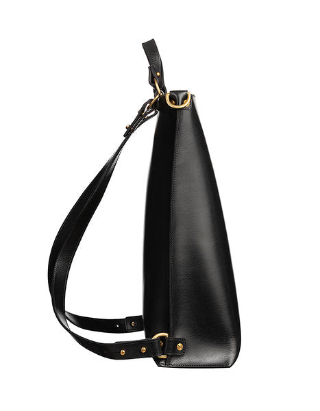 Sac à dos en cuir noir Stella Soomlais, vue de profil avec bretelles et boucles laiton