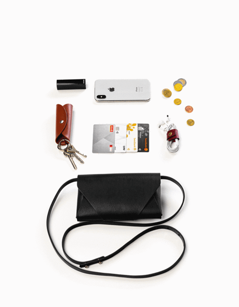 Démonstration animée de la pochette-portefeuille Stella Soomlais : téléphone, cartes, clés et monnaie rangés à l'intérieur