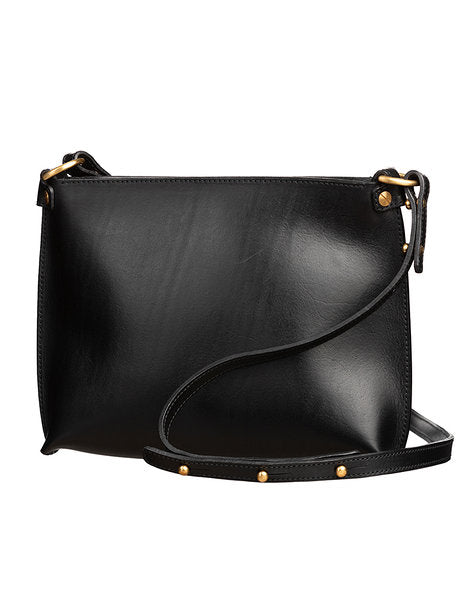 Sac à main en cuir noir Stella Soomlais, vue de trois quarts avec rivets laiton