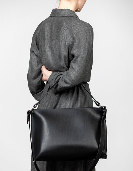 Sac à main en cuir noir Nothing to Declare Stella Soomlais, porté bandoulière courte vue de dos
