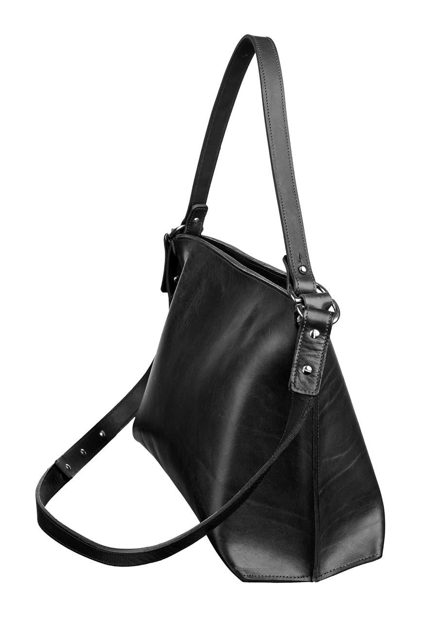 Sac à main en cuir noir Nothing to Declare Stella Soomlais, profil avec bandoulière réglable rivetée