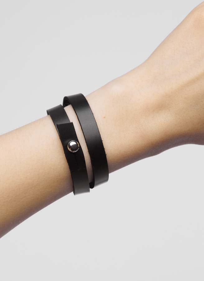 Bracelet en cuir noir Dear Hugger Stella Soomlais, enroulé double tour autour du poignet