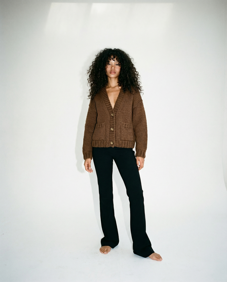 Cardigan en laine chocolat tricoté main LeGarage Knitwear, porté sur mannequin studio blanc